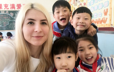 Высокая блондинка из Черкасс стала сенсацией в традиционной китайской школе