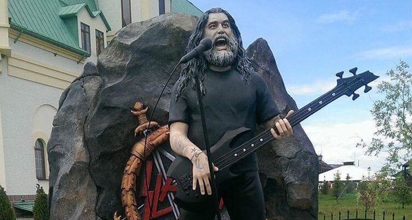 Факт. В Зоопарке XII МЕСЯЦЕВ открыта статуя рок-музыканту из группы Slayer Тому Арайа