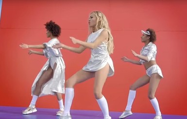 Певица Alyosha для нового клипа научилась эротичным танцам