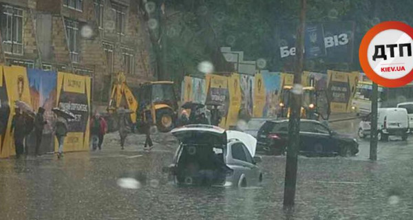 Ливень затопил киевские улицы, в лужах тонут даже внедорожники 