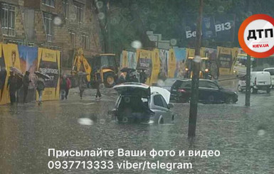 Ливень затопил киевские улицы, в лужах тонут даже внедорожники 