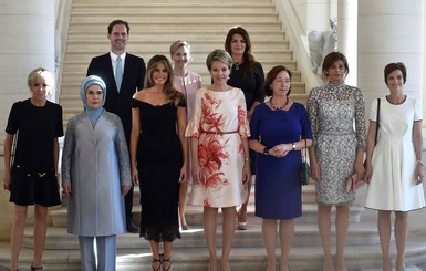 В Сети обсуждают совместную фотографию вторых половинок руководителей стран НАТО