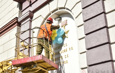 Одесские монументы времен СССР очистили от желто-голубых 