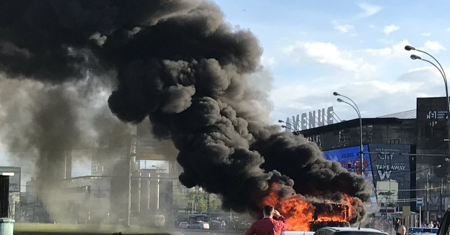 Видео: в Москве взорвался и сгорел пассажирский автобус 