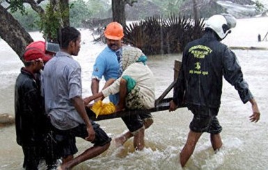 Во время наводнения на Шри-Ланке погибли сто человек