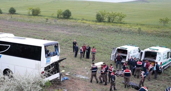 В Турции перевернулся автобус, погибли восемь человек