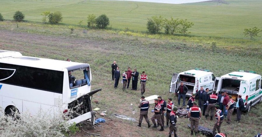 В Турции перевернулся автобус, погибли восемь человек