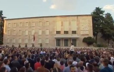 На митинге в Албании отравились 76 человек
