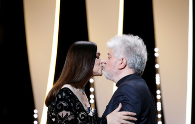 Закрытие Канн: Моника Беллуччи подарила поцелуй Альмодовару