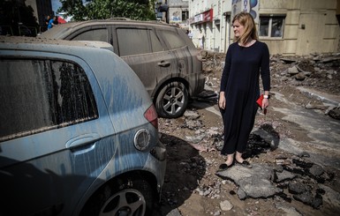 Киевляне – о прорыве трубы и разбитых авто: 