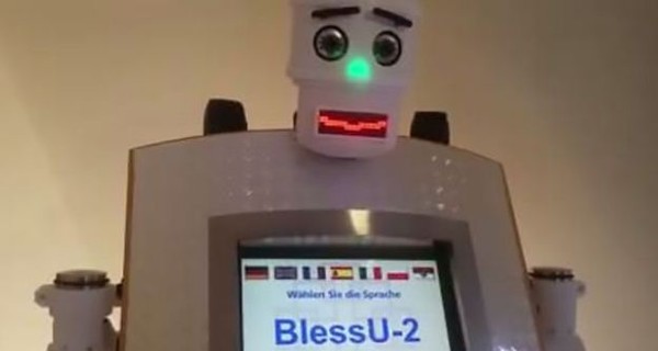 В одном из храмов Германии священника заменили роботом