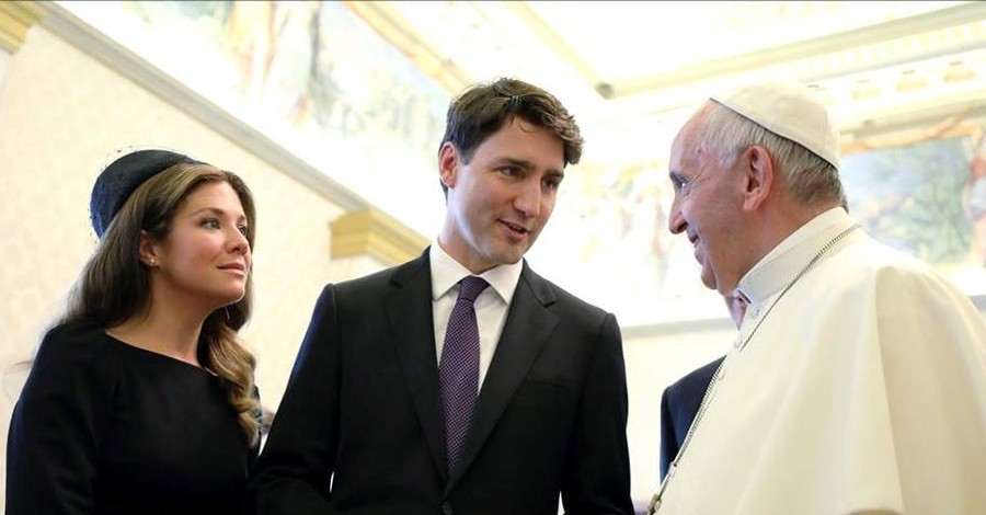 Премьер-министр Канады попросил от Папы Римского извинений 