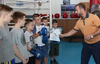 Нардеп Сергей Рыбалка в Днепре провел для детей тренировку по боксу