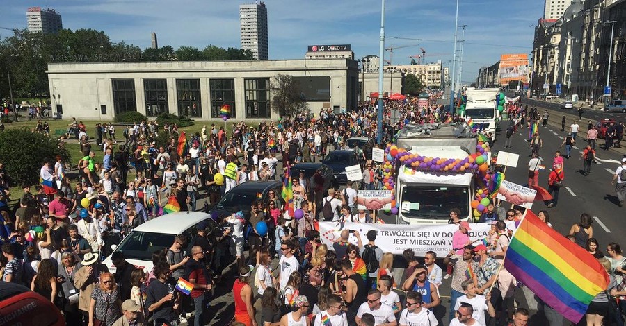 В Варшаве на ЛГБТ-марш вышли десятки тысяч человек
