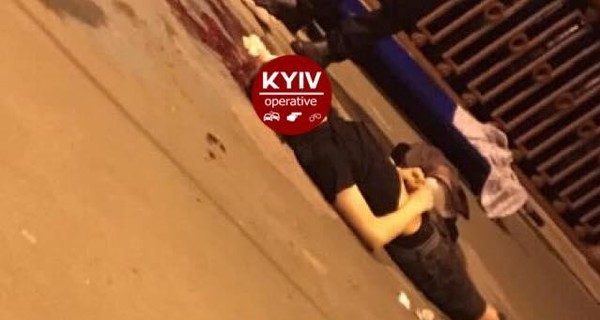 С пешеходного моста в Киеве сорвался парень