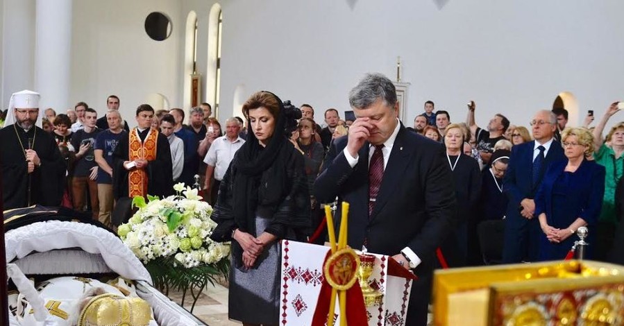 Чета Порошенко пришла на церемонию прощания с Любомиром Гузаром