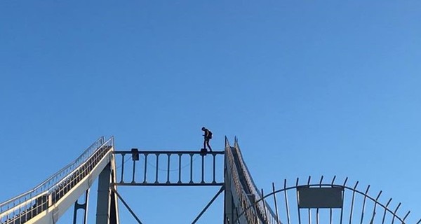 В Киеве школьник  погиб, попытавшись взобраться на верхушку пешеходного моста