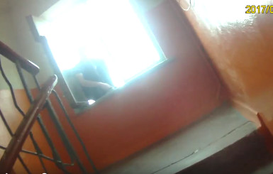 Видео-шок: в Луцке патрульные за руку вытащили самоубийцу, прыгнувшего из окна 