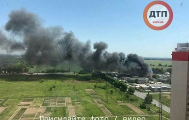 Пожар под Киевом: в Броварах загорелись склады с топливом