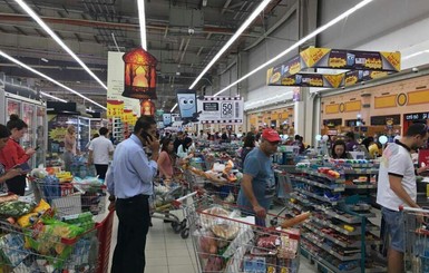 В Катаре скупают продукты, готовясь к экономической блокаде