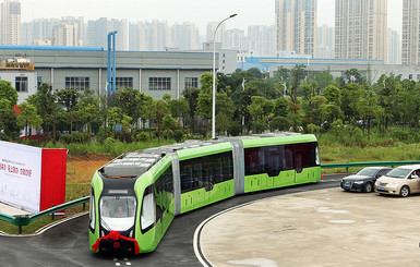В Китае создали беспилотный трамвай, который ездит без рельсов