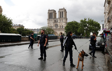 В Париже полиция открыла стрельбу в соборе Нотр-Дам