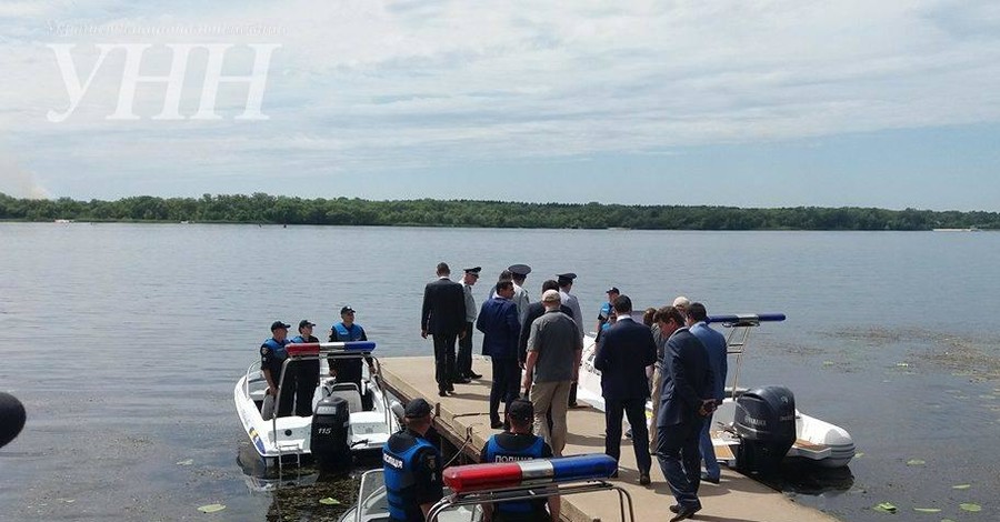 В Запорожье Авакову представили штурмовой катер водной полиции