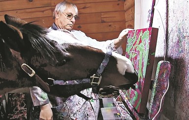 Конь-живописец заработал продажей картин 160 тысяч долларов