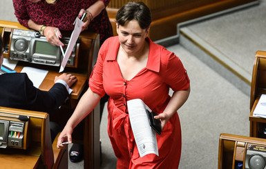 Красное платье Савченко оказалось недорогим и из прошлогодней коллекции