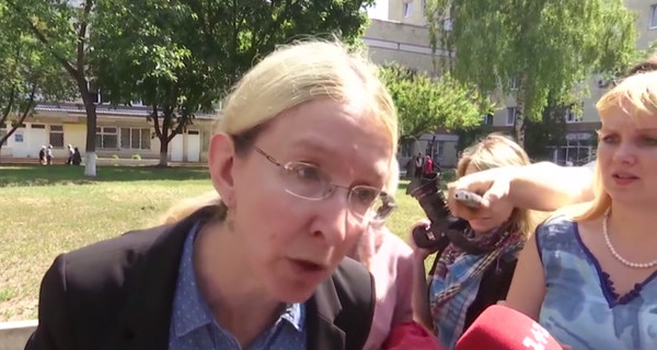 Супрун сбежала после вопросов о ботулизме и накричала на журналистов