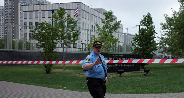 В Киеве прогремел взрыв на территории посольства США, опубликованы фото