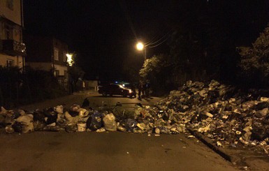 Львовяне возвели баррикады из мусора, перекрыв городские улицы