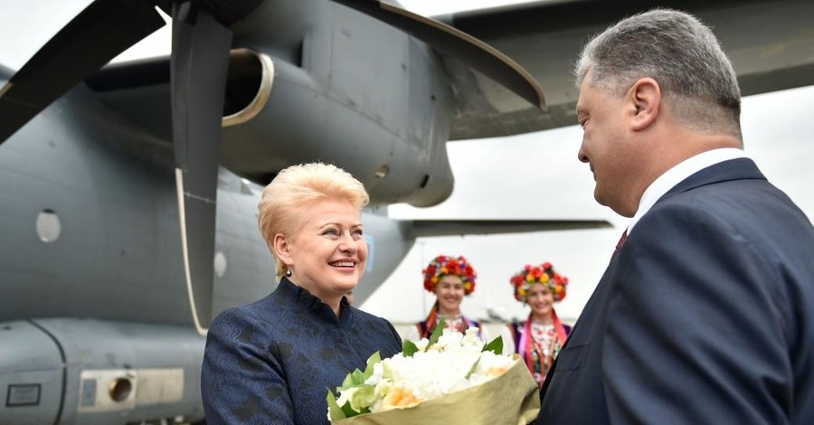Президент Литвы подарила Порошенко перископ