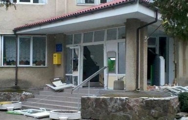 Во Львовской области подорвали и обокрали банкомат