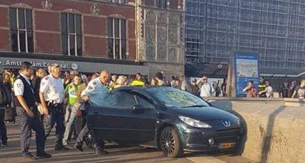 В Амстердаме автомобиль врезался в группу пешеходов