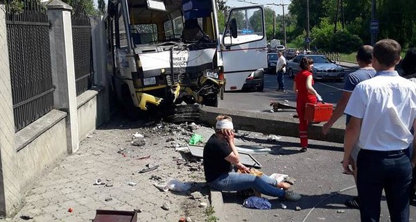В Луцке маршрутка врезалась в столб, пострадали 10 пассажиров