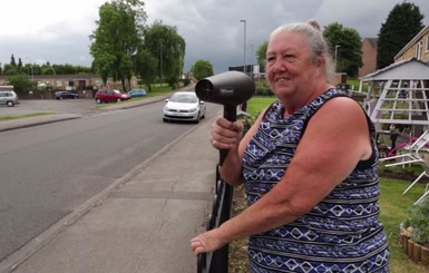 Британская пенсионерка использует фен вместо радара, чтоб отпугнуть гонщиков