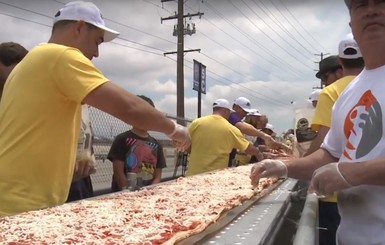 В США приготовили двухкилометровую пиццу