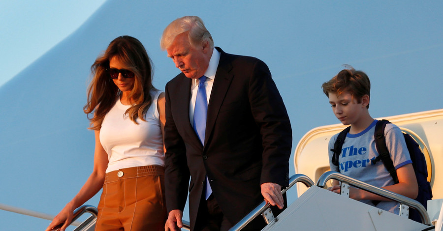 Мелания Трамп переехала в Белый дом и прогулялась с супругом за руку