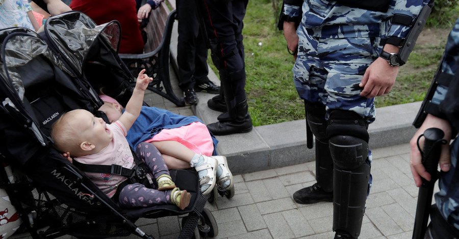 Итоги всероссийского митинга: в Москве и Петербурге 1000 задержанных, драки и газ 