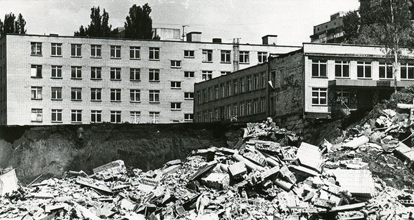 Миллионы кубометров грязи затянули в воронку девятиэтажку, школу и два детских сада