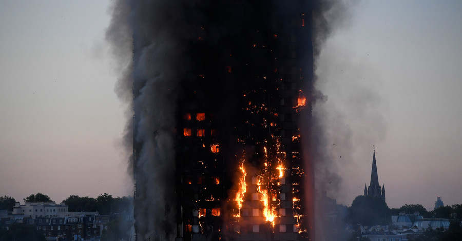 Такого пожара в Лондоне не было 30 лет: что известно о многоэтажке, которую не могут потушить   
