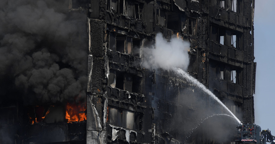 Лондонская многоэтажка продолжает гореть, погибли шесть человек