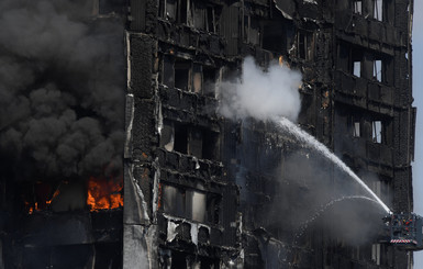 Лондонская многоэтажка продолжает гореть, погибли шесть человек
