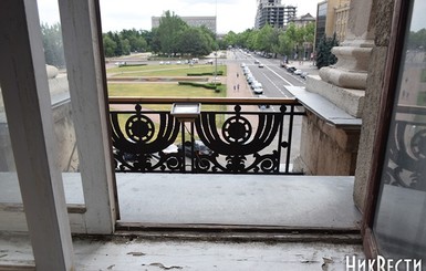 Видео: мэр Николаева сбежал от правоохранителей и журналистов через окно балкона