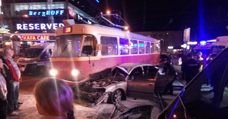 Соцсети: нардеп Барна на высокой скорости врезался в трамвай