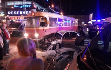 Соцсети: нардеп Барна на высокой скорости врезался в трамвай