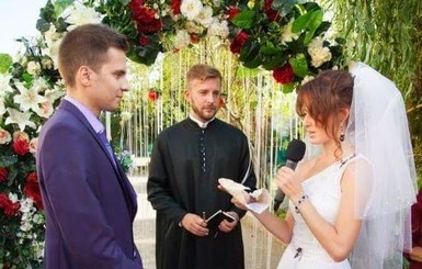 Ведущий в рясе занялся церемониями бракосочетания