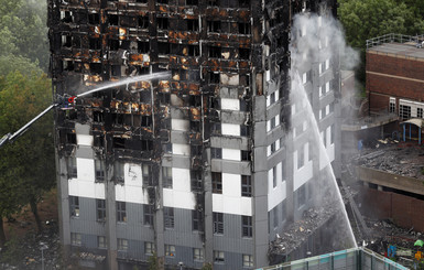 Тереза Мэй потребовала публичного расследования пожара в Лондоне