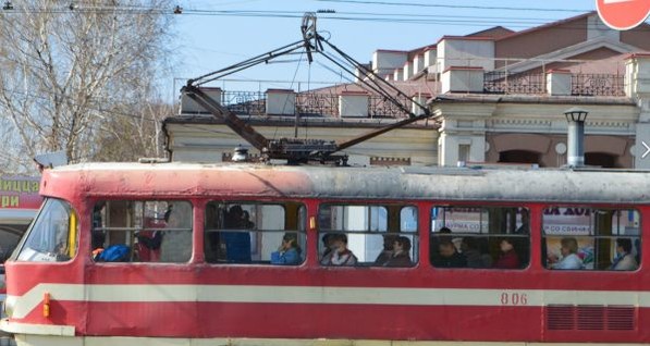 В Запорожье пассажир трамвая погиб, наткнувшись на вилы другого пассажира